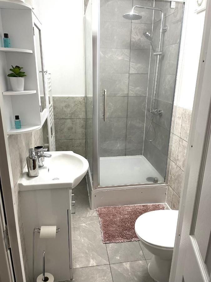 Supreme - 1 Bedroom Apart Sleeps 4 Short/Long Stay Gillingham  Bagian luar foto