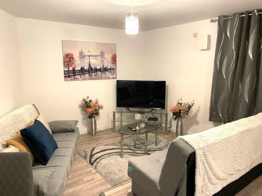 Supreme - 1 Bedroom Apart Sleeps 4 Short/Long Stay Gillingham  Bagian luar foto