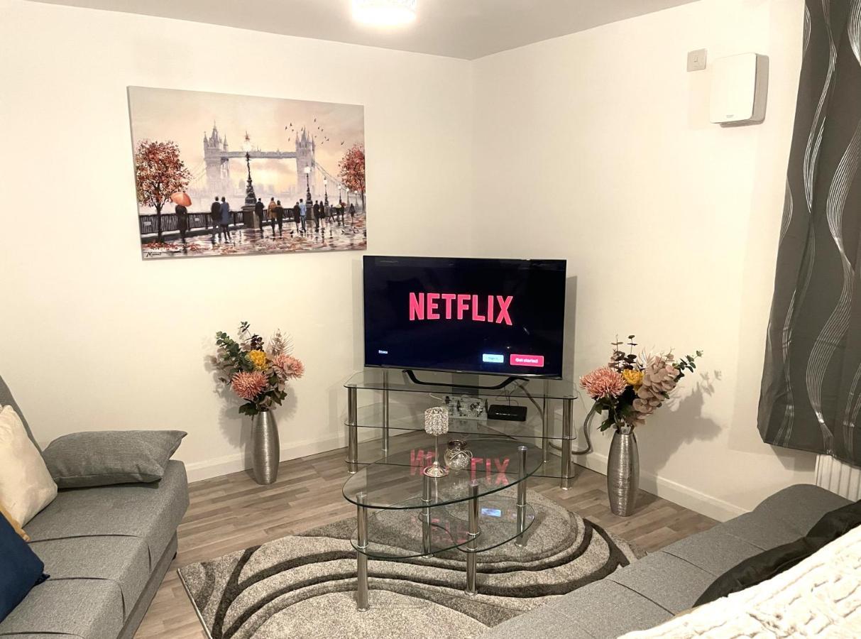 Supreme - 1 Bedroom Apart Sleeps 4 Short/Long Stay Gillingham  Bagian luar foto
