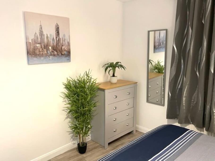 Supreme - 1 Bedroom Apart Sleeps 4 Short/Long Stay Gillingham  Bagian luar foto