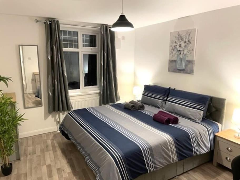 Supreme - 1 Bedroom Apart Sleeps 4 Short/Long Stay Gillingham  Bagian luar foto