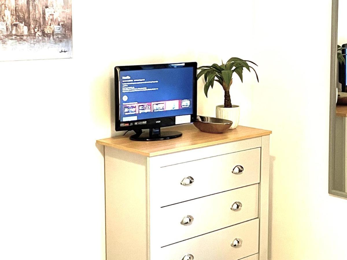 Supreme - 1 Bedroom Apart Sleeps 4 Short/Long Stay Gillingham  Bagian luar foto