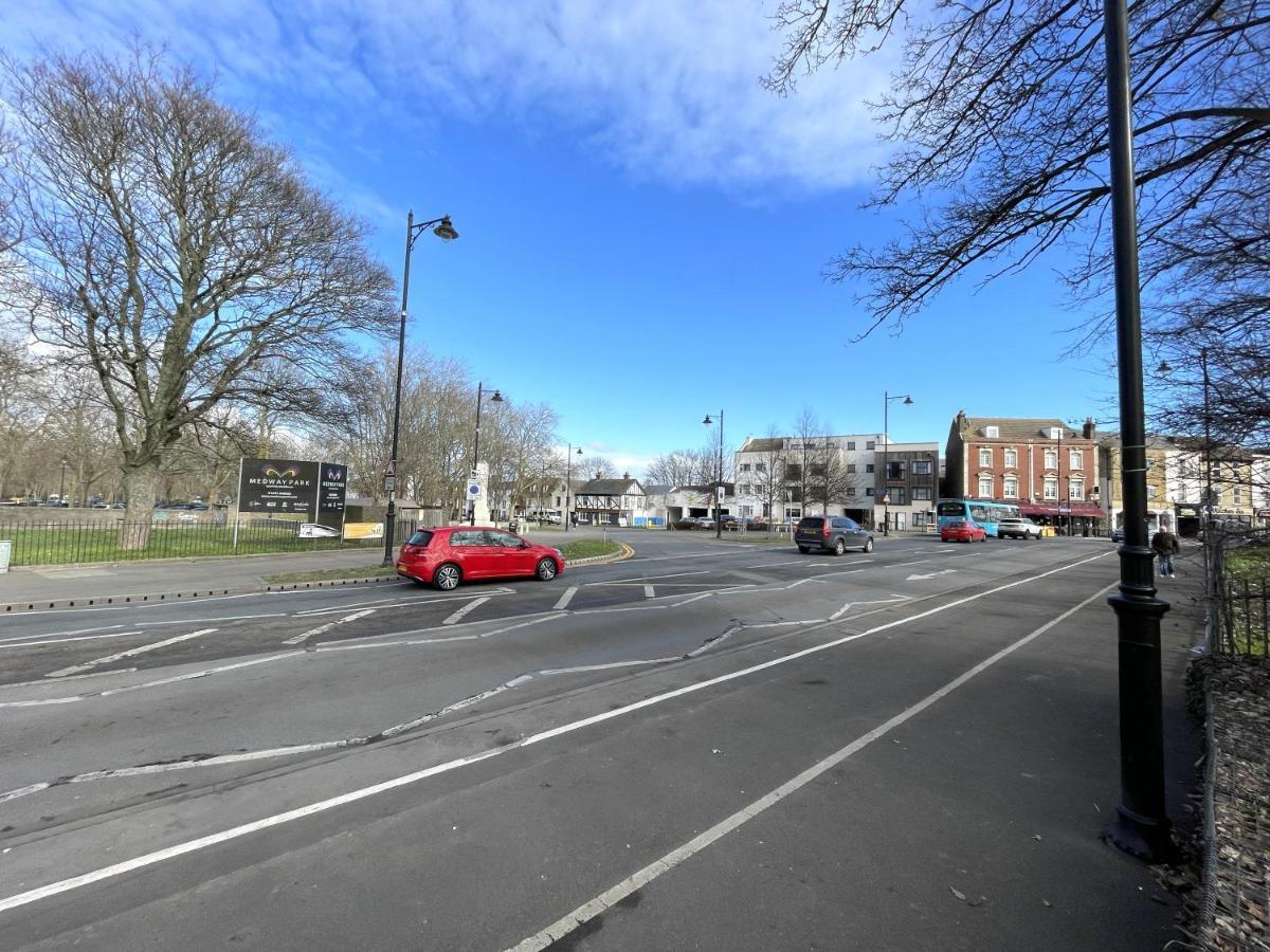 Supreme - 1 Bedroom Apart Sleeps 4 Short/Long Stay Gillingham  Bagian luar foto
